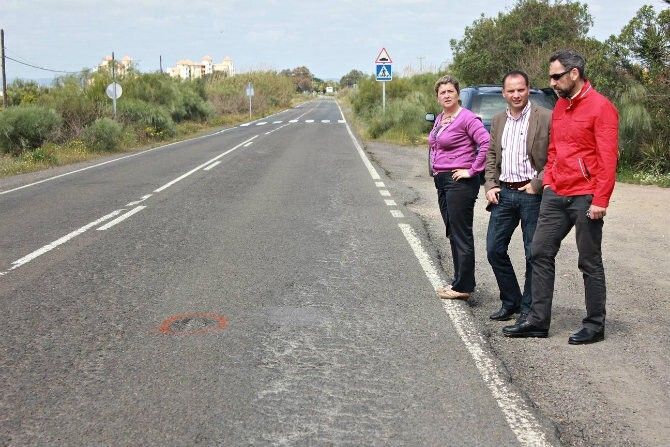 Primeras acciones para parchear la carretera de Punta del Moral