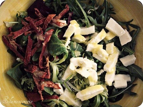 Ensalada de rúcula y tomate seco con mozarella