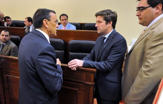 La Diputación rechaza los recortes del Gobierno y apoya a los afectados por las participaciones preferentes