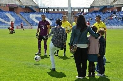 Rocío Bartomeu realizó el saque de honor del Recre-Nástic