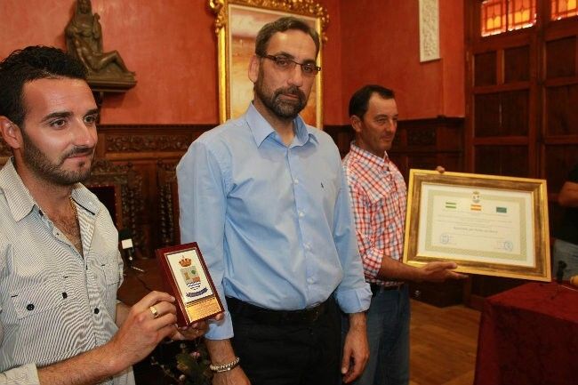 Representantes de Punta del Moral recibe el galardón concedido por el Ayuntamiento de Ayamonte