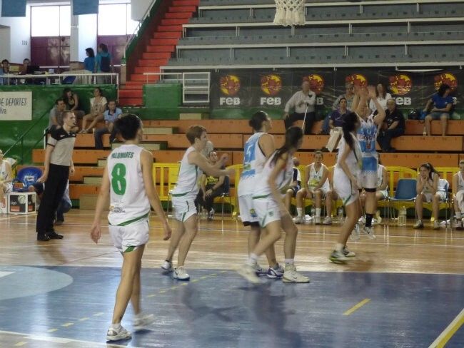 El Casablanca pasa a la fase final a pesar de la derrota ante el Bembibre (62-79)