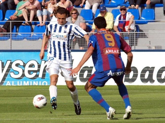 Rubio y Álamo toman Huesca y reviven al Recreativo (0-2)