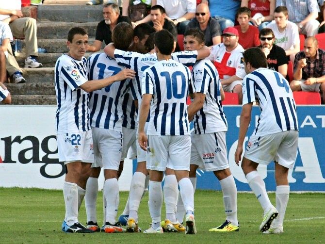 Rubio y Álamo toman Huesca y reviven al Recreativo (0-2)
