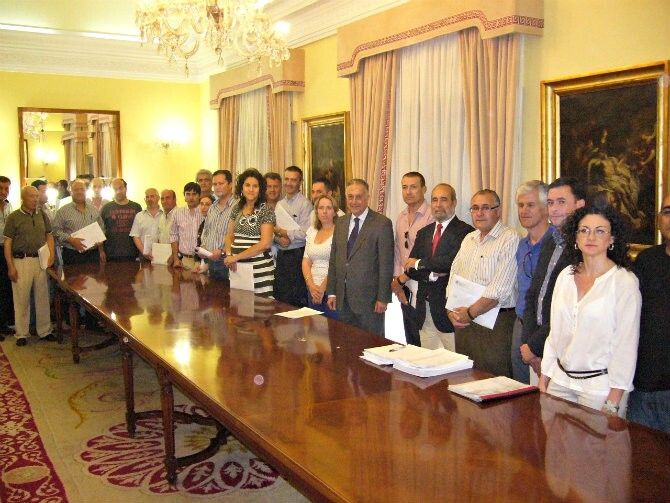  El subdelegado entrega a 35 alcaldes la documentación de los fondos del Profea