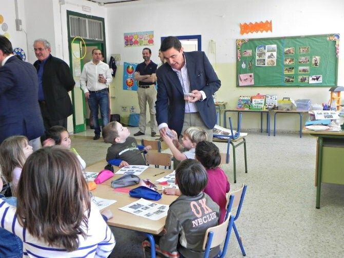 La Junta reparte 500 tarrinas de fruta para promocionar las ventajas de los productos envasados onubenses