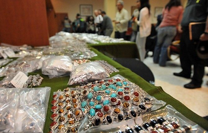 Dos detenidos y tres imputados tras la intervención de 15.500 joyas de contrabando