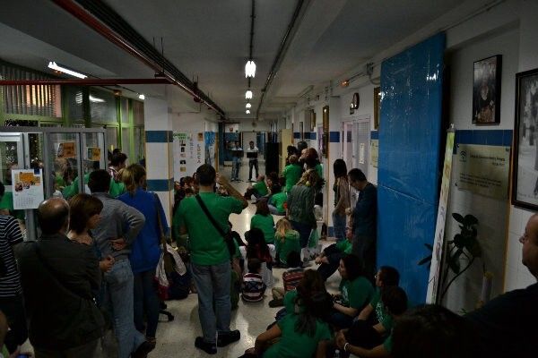 El Manuel Siurot celebra una vigilia en defensa de la escuela pública