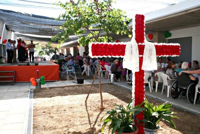 Los mayores de Cartaya celebran su Cruz de Mayo a ritmo de sevillanas y fandangos