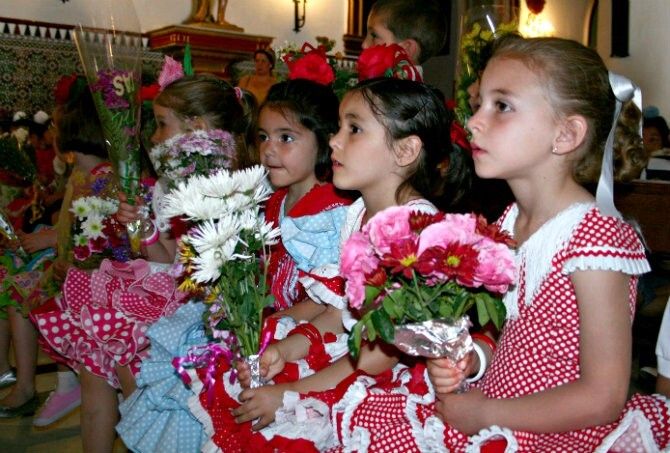 Los más pequeños de Cartaya, los primeros en ofrecer flores a San Isidro