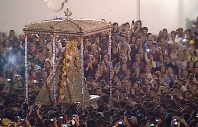 Un templado fervor conduce el caminar de la Virgen del Rocío
