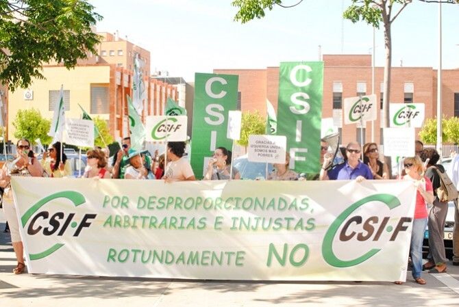 CSI-F congrega a medio millar de trabajadores para exigir a la Junta la retirada definitiva del plan de ajuste