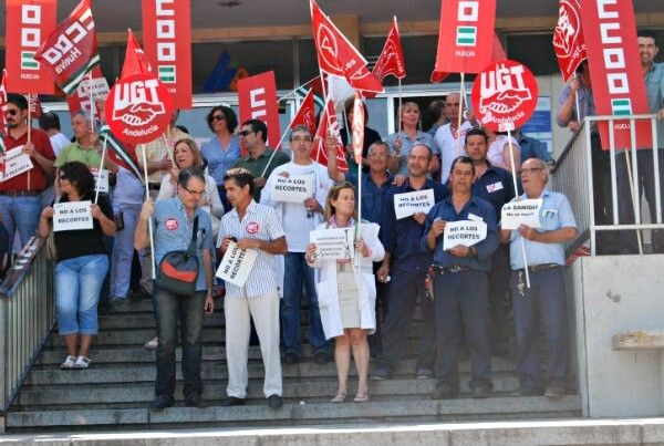 CCOO y UGT exigen a la Junta que retire su política de recortes