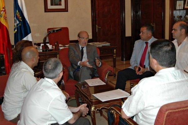 Ayuntamiento y sindicatos acuerdan paralizar la bajada del 20% del sueldo mientras 'se buscan alternativas'