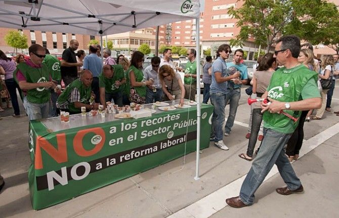 CSI-F escenifica los recortes en Justicia invitando a más de 150 empleados públicos a desayunar