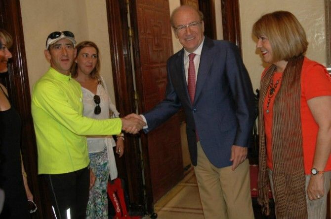 El alcalde de Huelva recibe al atleta cántabro que 'recorre España para aplastar el alzheimer'