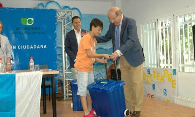 El alcalde de Huelva inaugura unas jornadas medioambientales en los colegios de la capital 