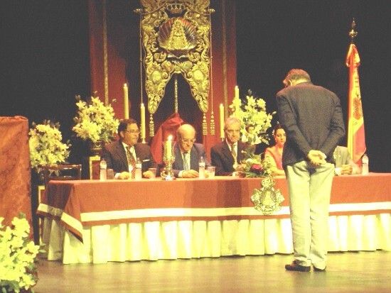 Paco Huelva alfombra el camino de Emigrantes con su verbo exquisito