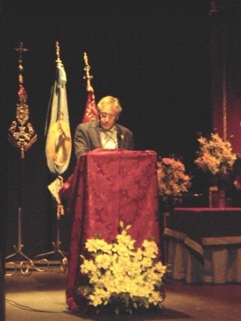 Paco Huelva alfombra el camino de Emigrantes con su verbo exquisito
