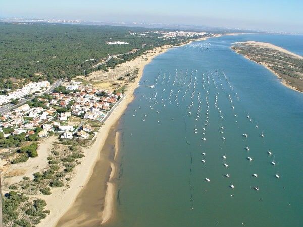 La inauguración del puerto deportivo de Nuevo Portil empieza a transformar la imagen de la Ría del Piedras