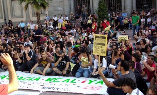 Más de 2.000 onubenses toman la calle para decir basta a políticos y banqueros