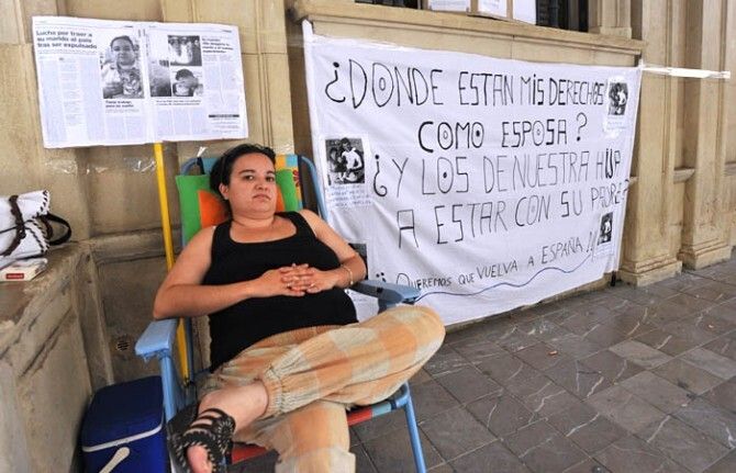 La mujer en huelga de hambre que pide revocar la orden de expulsión de su marido convoca una manifestación