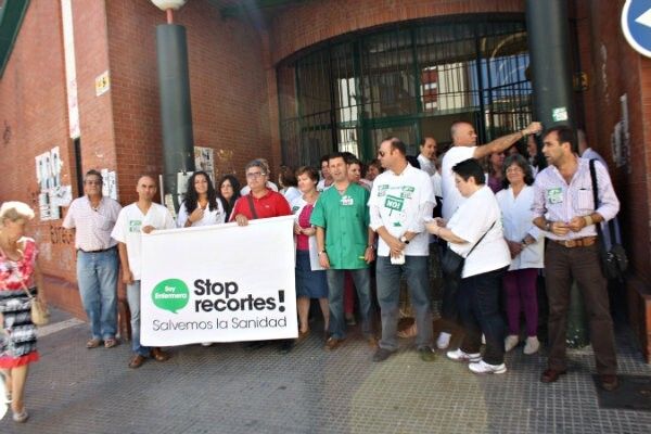 Los profesionales de la salud siguen en pie de guerra bajo el lema 'los recortes en sanidad matan'