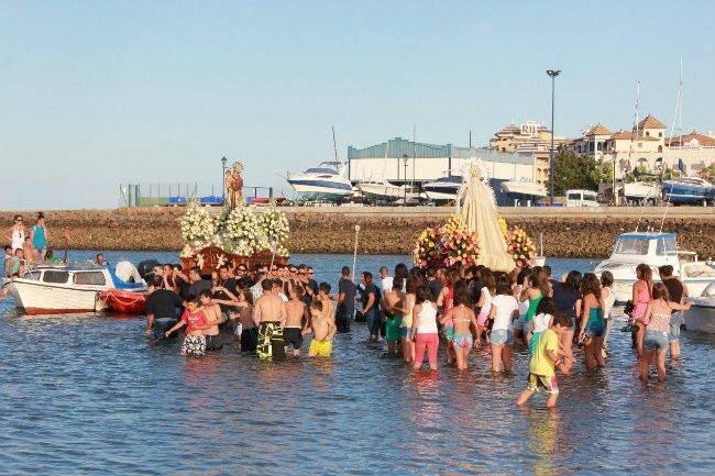 La procesión y la actuación de Falete ponen el broche de oro a las Fiestas de Punta del Moral