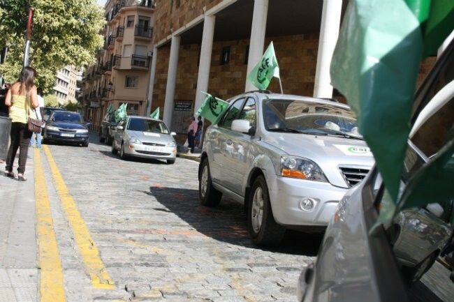 Una caravana de coches de CSI-F recorre Huelva en contra de los recortes en el sector público