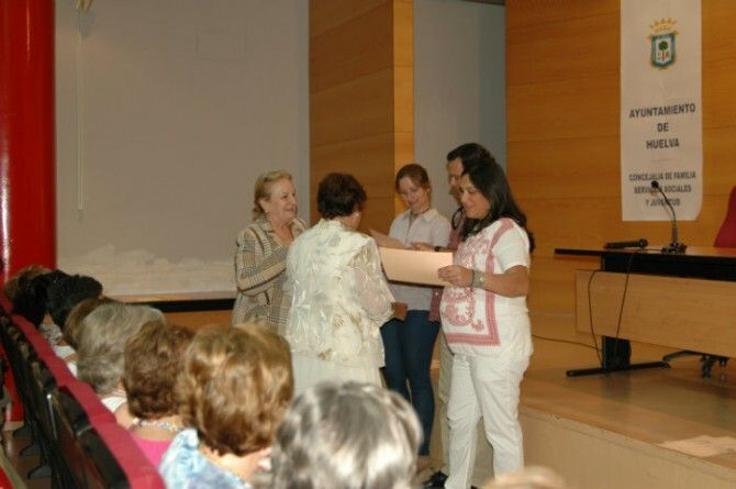 El Ayuntamiento acerca el mundo de la informática e Internet a más de 100 mujeres y mayores
