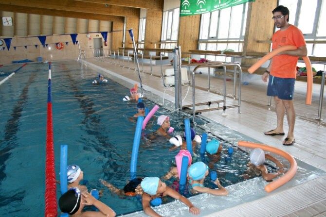 La Piscina Cubierta Municipal de Cartaya acoge los cursos de verano de natación