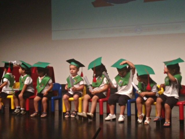 Los niños de 2 y 3 años de Isla se gradúan