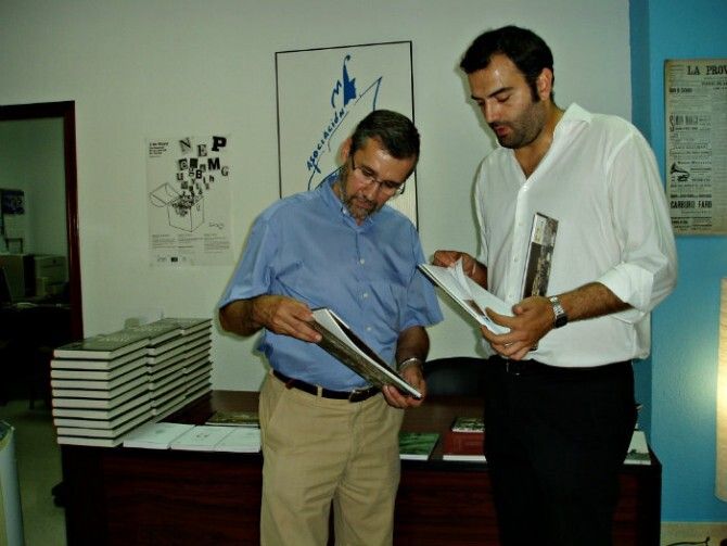 Cultura y Deporte dona ejemplares de libros para la biblioteca de la Asociación de la Prensa