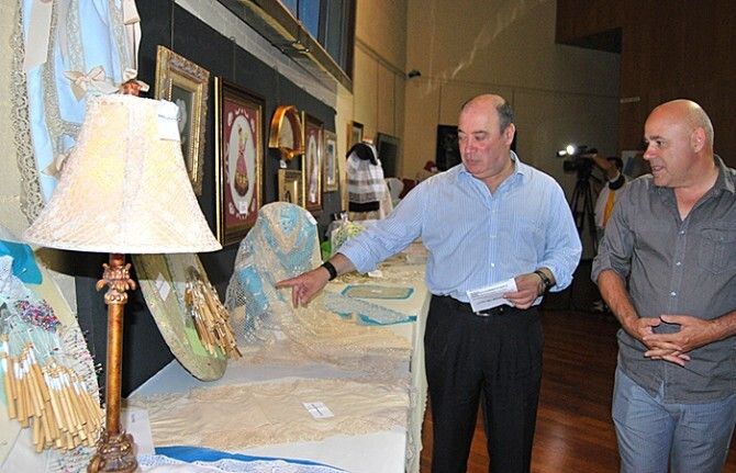 Mas de 600 obras del taller municipal de artes plásticas de Isla se exponen en la galería municipal