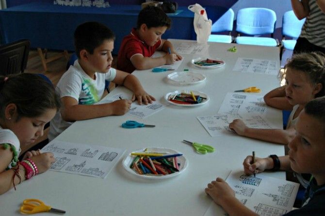 El Ayuntamiento abre el programa de verano del Puerta del Atlántico enseñando el patrimonio de la ciudad