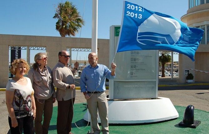 El puerto de Isla Cristina iza la bandera azul por decimoctavo año consecutivo