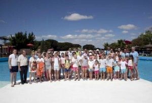 Medio centenar de niños bielorrusos disfrutan de una jornada en el Aquópolis