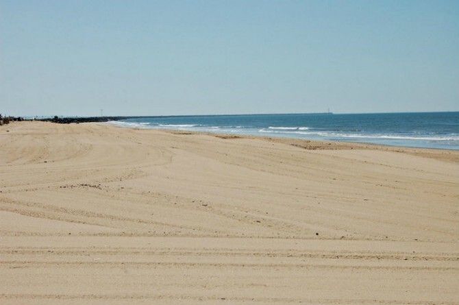 La playa del Espigón, elegida para el programa de voluntariado 'Playas sin desperdicios'
