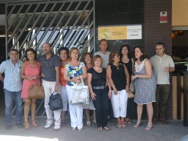 Funcionarios se concentran en las puertas de sus trabajos contra los nuevos recortes