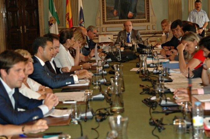 El pleno del Ayuntamiento aprueba la disolución de los organismos autónomos sin el apoyo de la oposición