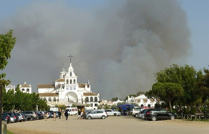 El incendio del Rocío evoluciona favorablemente y el Infoca prevé controlarlo en las próximas horas