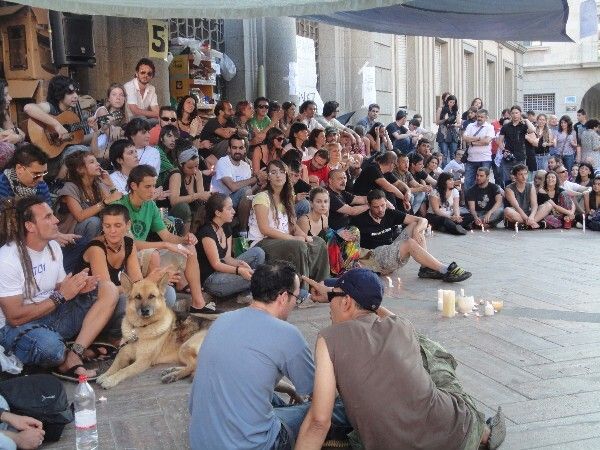Una vigilia de velas blancas para la esperanza