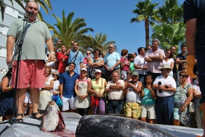 La recuperación de un ancla de almadraba y el 'ronqueo' de un atún, inicio de las Jornadas del Atún