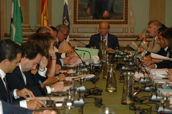 El pleno del Ayuntamiento da luz verde a la subida del agua con el rechazo de la oposición