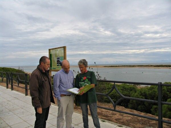 El director de la Agencia Pública de Puertos de Andalucía visita el río Piedras