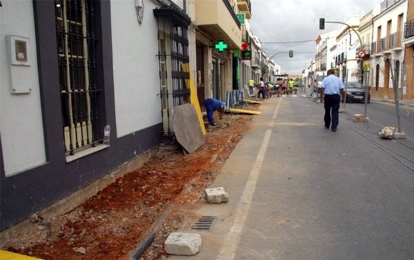Unas 15 personas trabajan en las calles de San Juan del Puerto gracias al Plan de Fomento del Empleo Agrario
