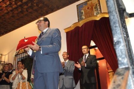 El Ayuntamiento de Bollullos entrega la medalla de oro de la ciudad a la Hermandad de Nuestro Padre Jesús Nazareno
