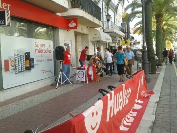 La mesa del Aborto Cero logra en Lepe un éxito rotundo de firmas y acaba con todo el material informativo