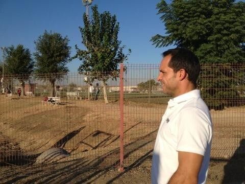 Sergi 'espía' el entrenamiento del Sevilla