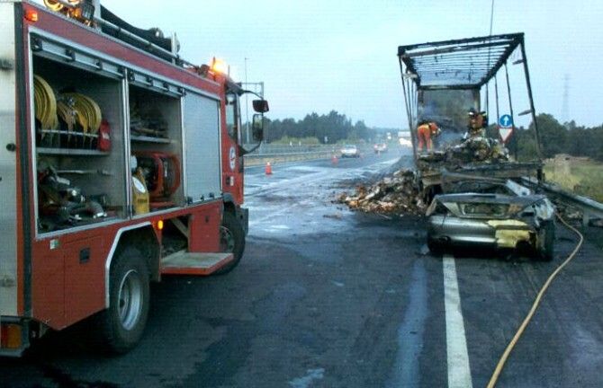 Un muerto y un herido grave en un accidente entre un turismo y un camión en la A-49 a la altura de Gibraleón